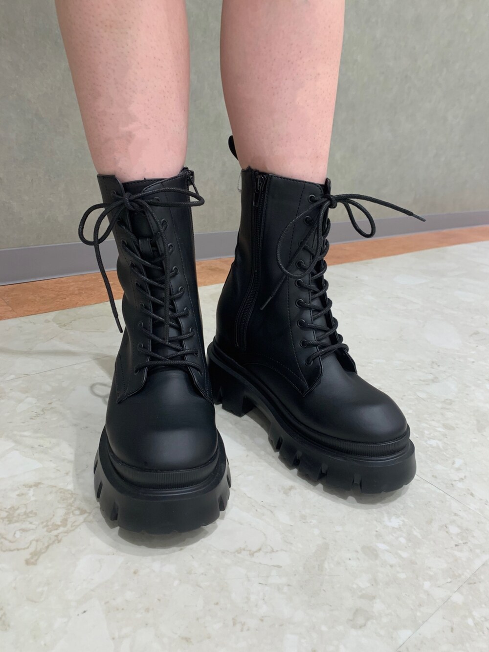 グレー系のTシャツ/カットソー、ブラック系のスカート、ブラック系のハンドバッグを着用したレディースの春コーディネートの5枚目の写真