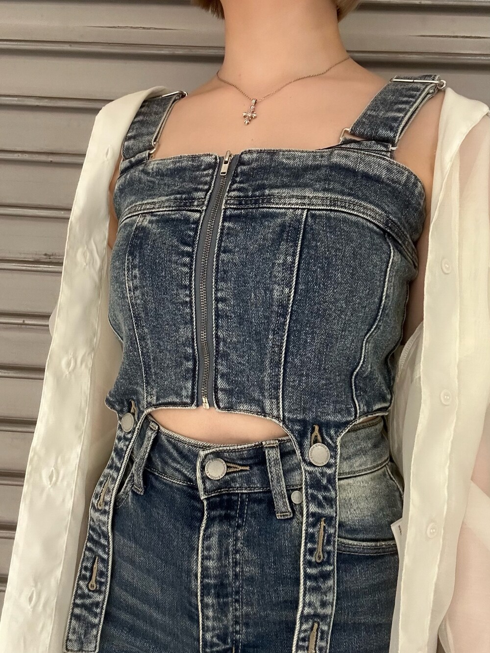 ブルー系のサロペット/オーバーオール、ホワイト系のシャツ/ブラウス、ブラック系のサンダルを着用したレディースの春コーディネートの6枚目の写真