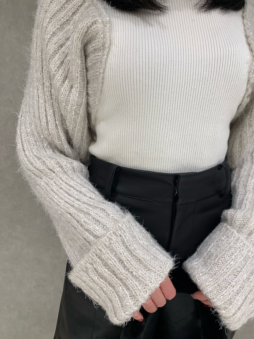 ホワイト系のニット/セーター、ブラック系のブーツ、その他のその他パンツを着用したレディースの秋コーディネートの3枚目の写真