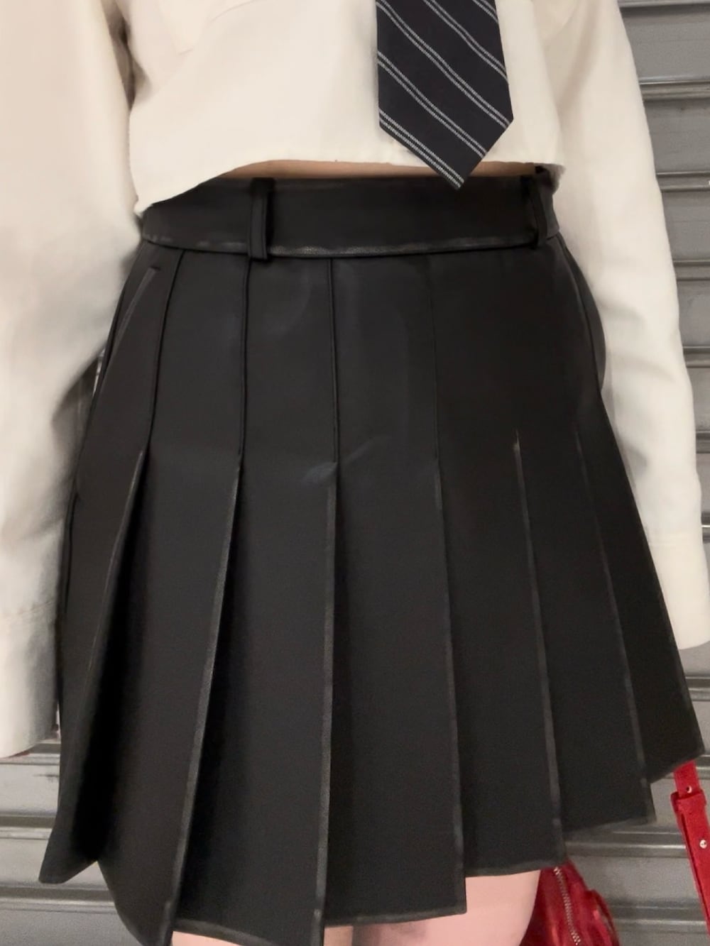 ホワイト系のシャツ/ブラウス、ブラック系のスカート、レッド系のショルダーバッグを着用したレディースの秋コーディネートの5枚目の写真