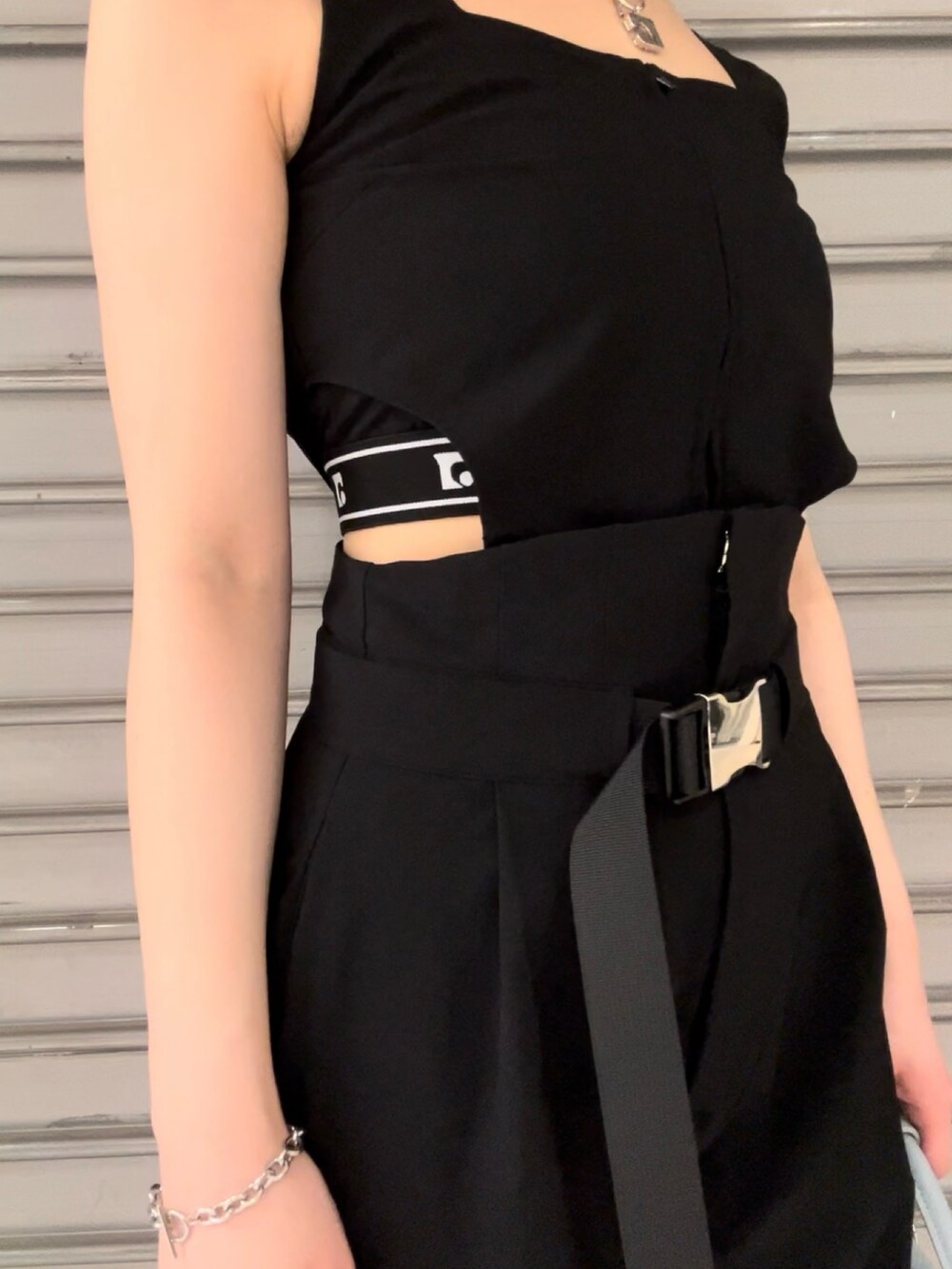 ブラック系のつなぎ/オールインワン、ブラック系のサンダル、ブルー系のハンドバッグを着用したレディースの春コーディネートの4枚目の写真