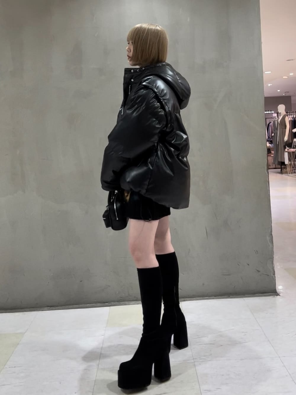 その他のブルゾン、オレンジ系のニット/セーター、ブラック系のハンドバッグを着用したレディースの秋コーディネートの2枚目の写真