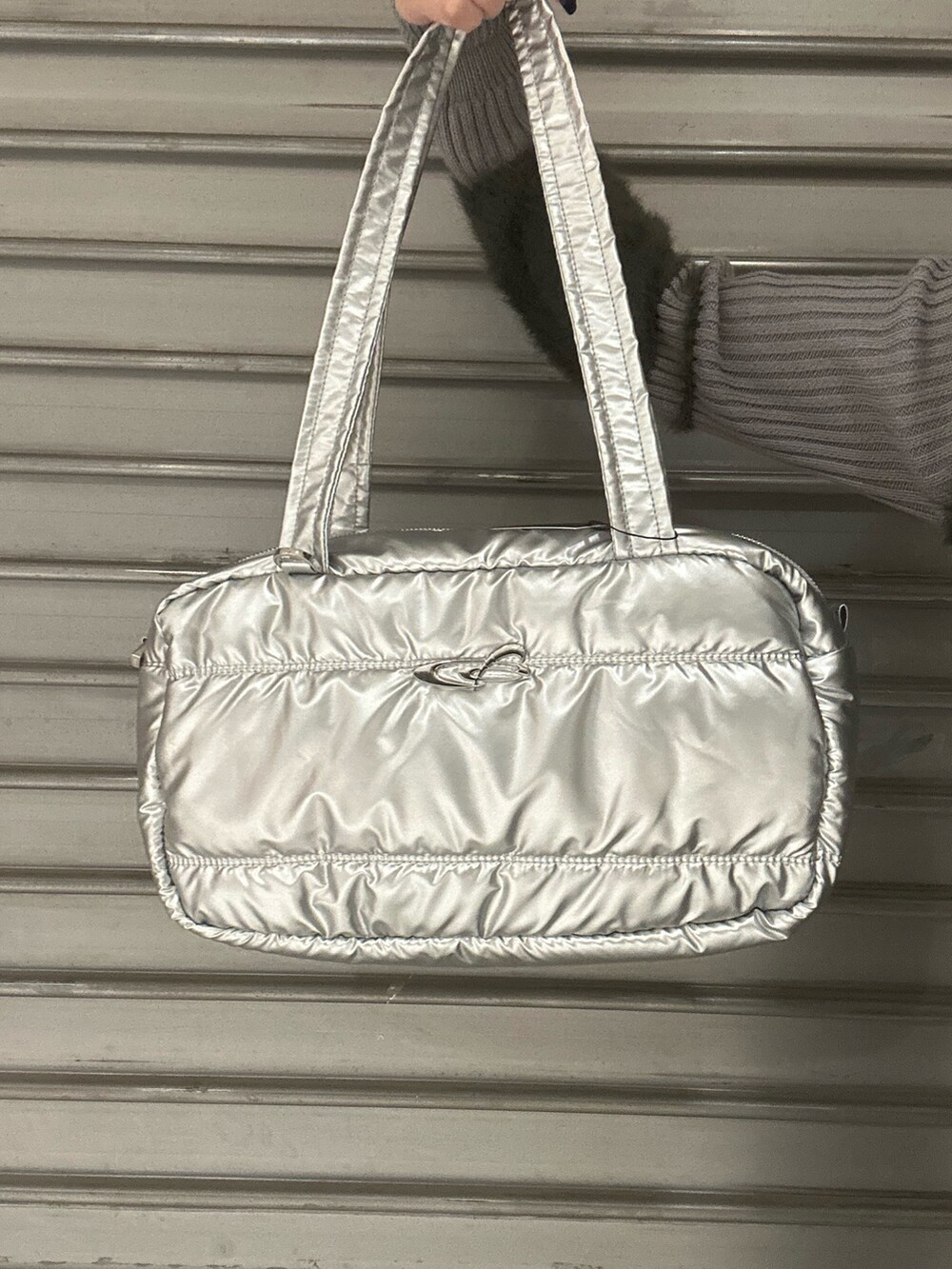 グレー系のニット/セーター、ブラック系のその他パンツ、シルバー系のボストンバッグを着用したレディースの冬コーディネートの6枚目の写真