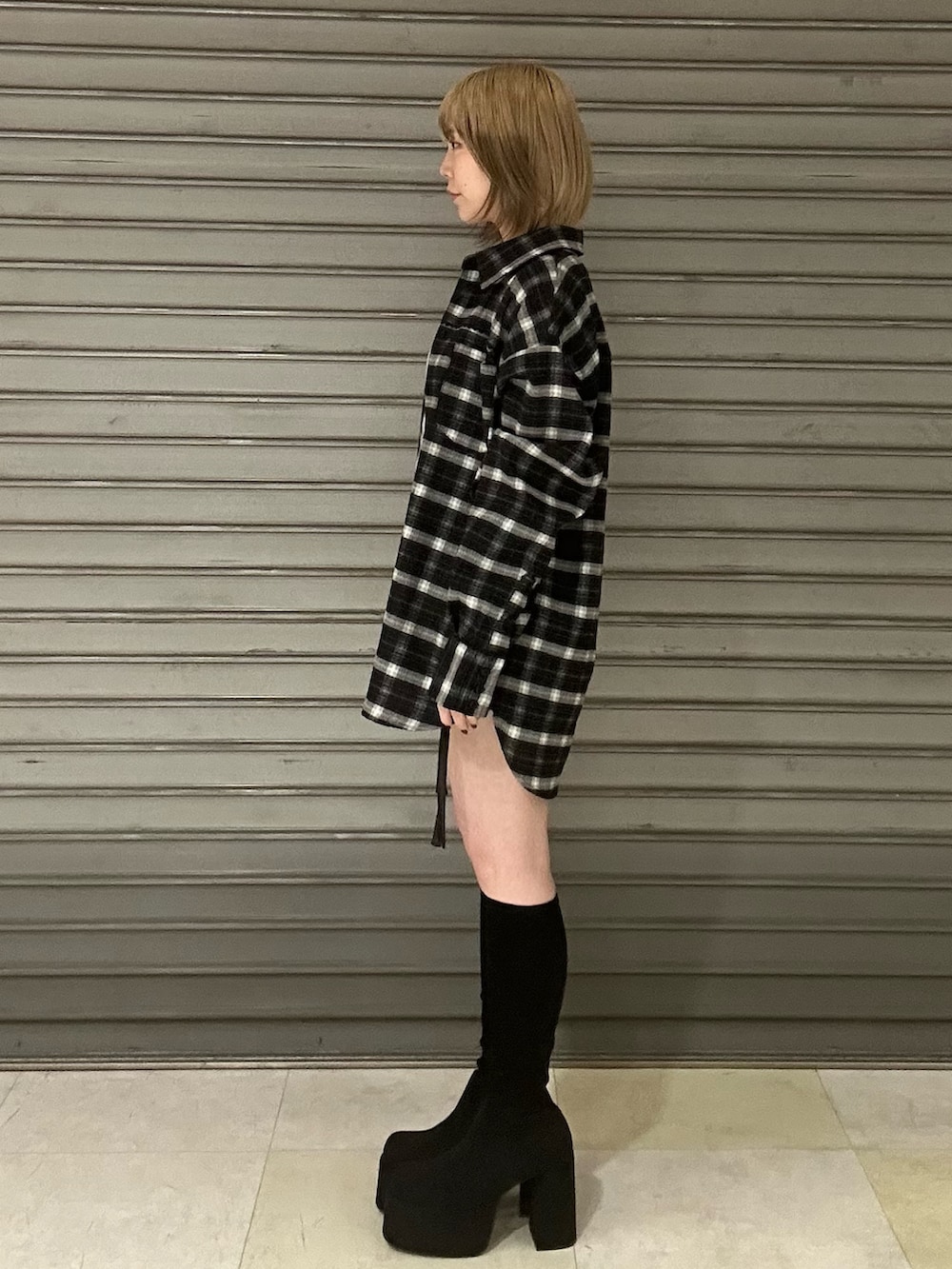 ブラック系のシャツ/ブラウス、グレー系のニット/セーター、ブラック系のその他パンツを着用したレディースの冬コーディネートの3枚目の写真