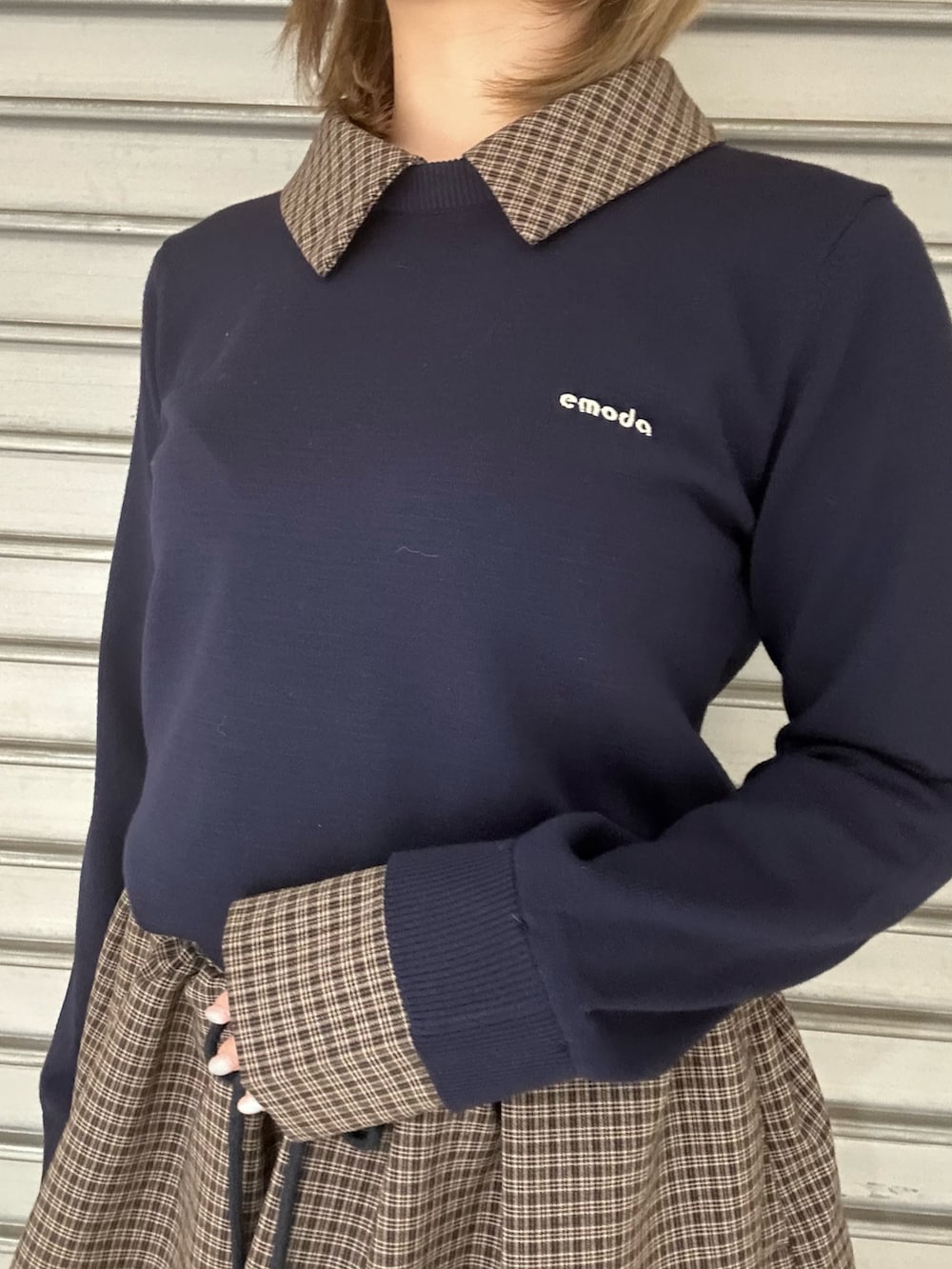 ブラック系のスニーカー、ブルー系のシャツ/ブラウス、ブルー系のスカートを着用したレディースの冬コーディネートの4枚目の写真