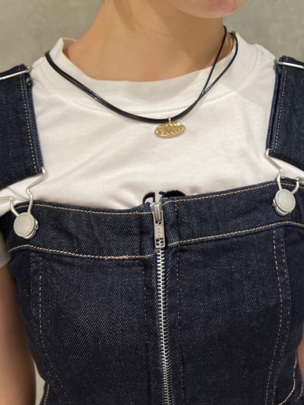 ブラウン系のハンドバッグ、ホワイト系のサンダル、ブルー系のつなぎ/オールインワンを着用したレディースの春コーディネートの4枚目の写真