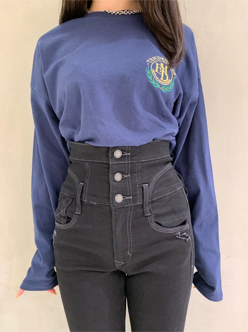 ブラック系のブーツ、ブラック系のデニムパンツ、ブルー系のTシャツ/カットソーを着用したレディースの秋コーディネートの3枚目の写真