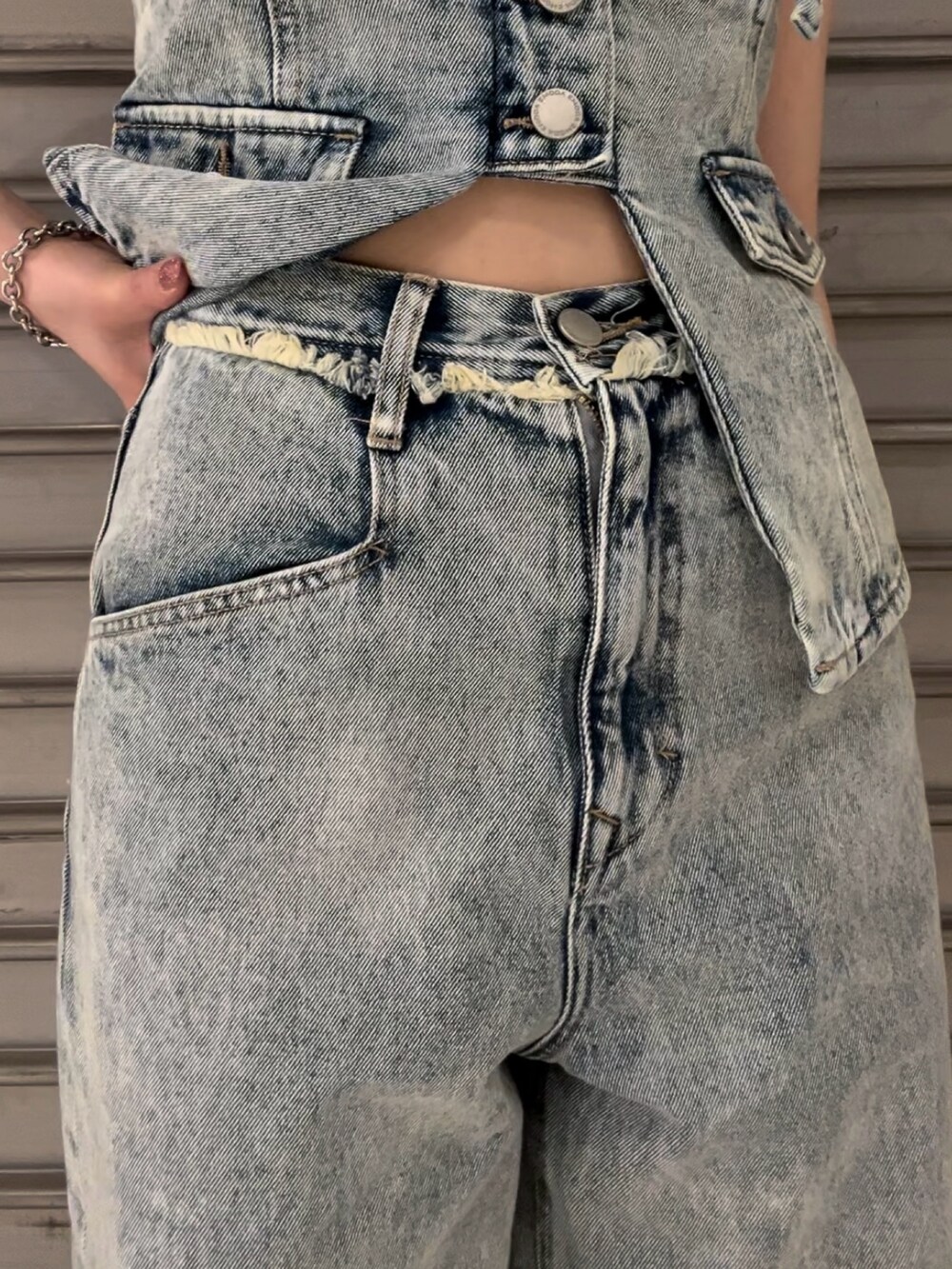 ブルー系のキャミソール、ブルー系のデニムパンツ、ブラック系のサンダルを着用したレディースの夏コーディネートの5枚目の写真