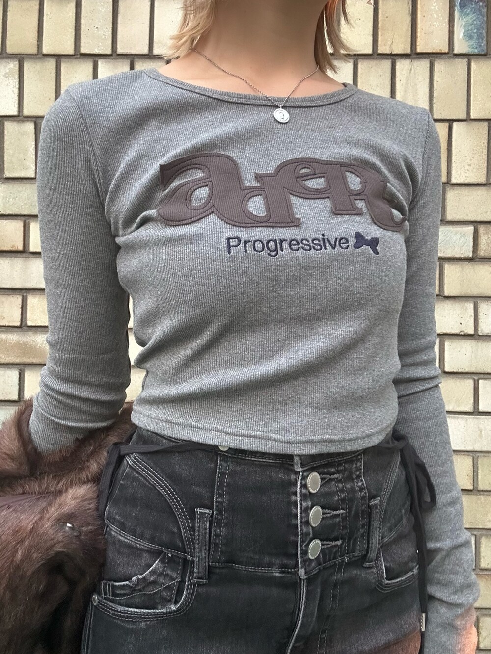 ブラック系のブーツ、ブラウン系のその他アウター、グレー系のTシャツ/カットソーを着用したレディースの秋コーディネートの8枚目の写真