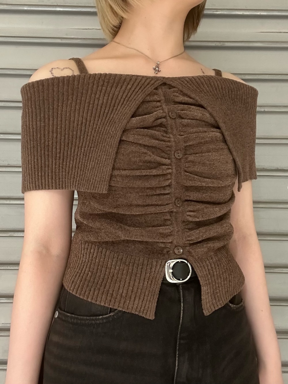 ブラウン系のニット/セーター、ブラック系のデニムパンツ、ブラック系のサンダルを着用したレディースの夏コーディネートの4枚目の写真