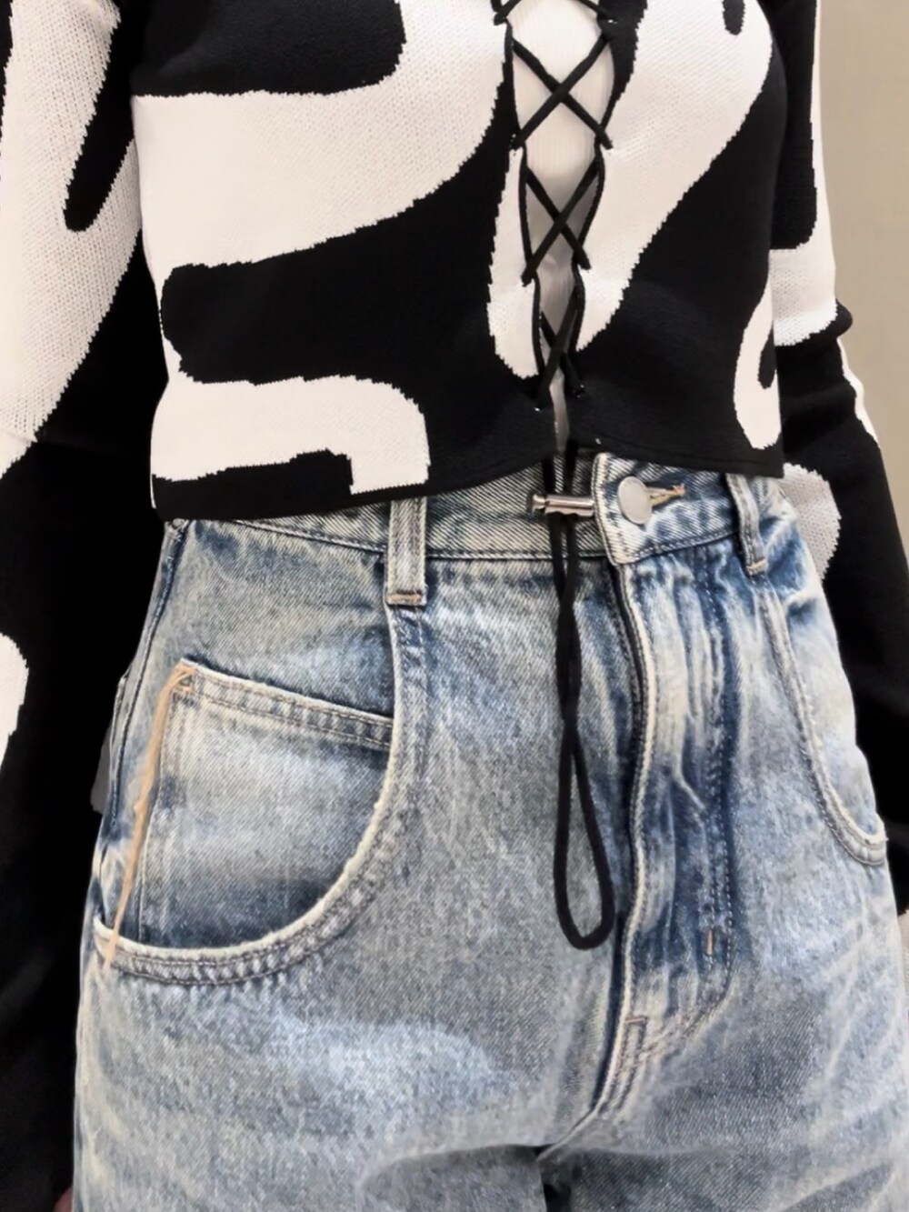 その他のニット/セーター、ホワイト系のキャミソール、ブラック系のショルダーバッグを着用したレディースの冬コーディネートの5枚目の写真