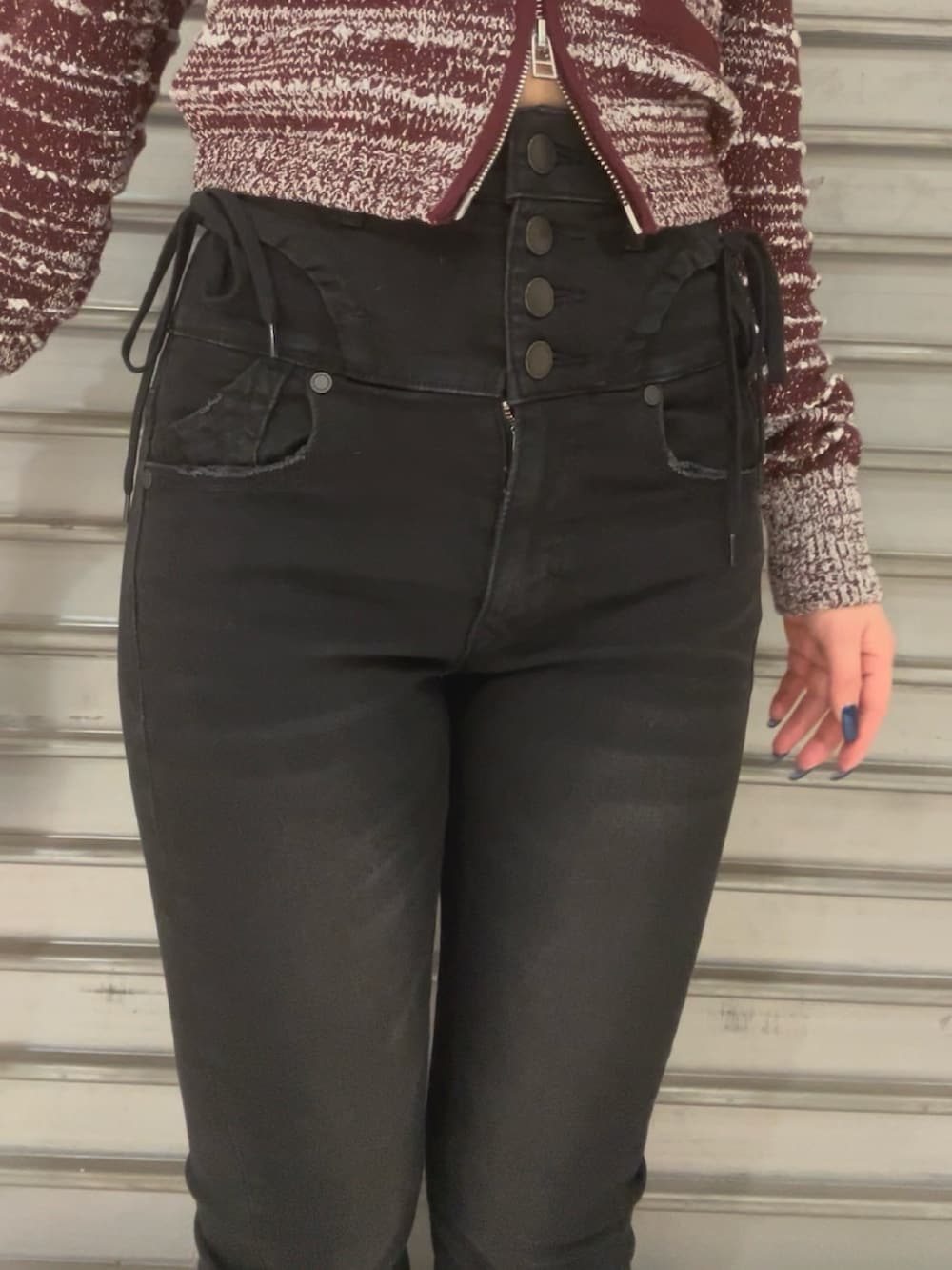 ブラック系のハンドバッグ、レッド系のニット/セーター、ブラック系のデニムパンツを着用したレディースの冬コーディネートの5枚目の写真