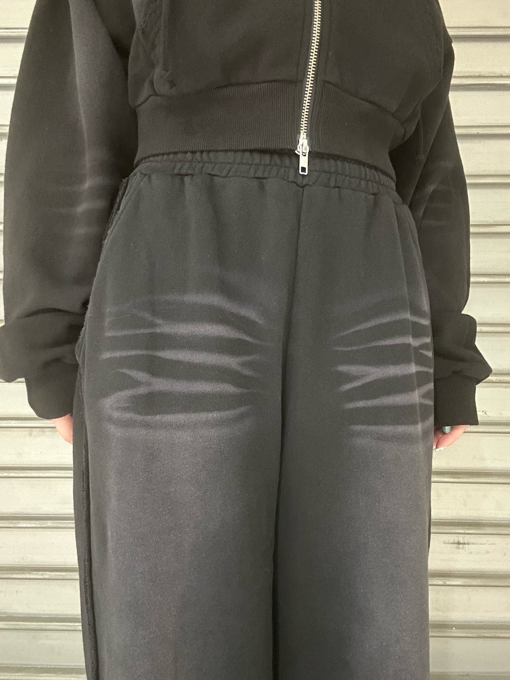 ブラック系のブーツ、ホワイト系のTシャツ/カットソー、ブラック系のパーカーを着用したレディースの秋コーディネートの5枚目の写真