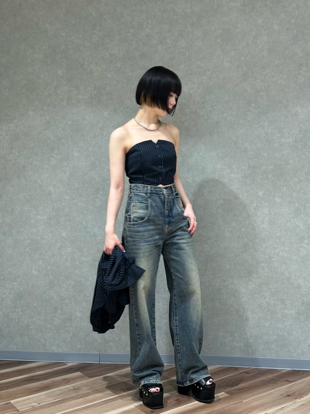 その他のシャツ/ブラウス、ブルー系のデニムパンツ、ブラック系のサンダルを着用したレディースの夏コーディネートの2枚目の写真