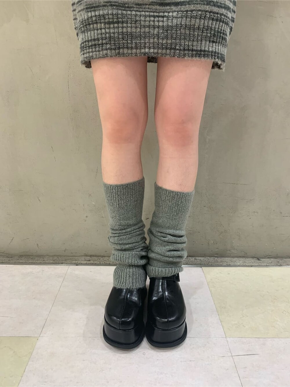 ブラック系のスカート、ブラック系のニット/セーター、ブラック系のスリッポンを着用したレディースの夏コーディネートの5枚目の写真