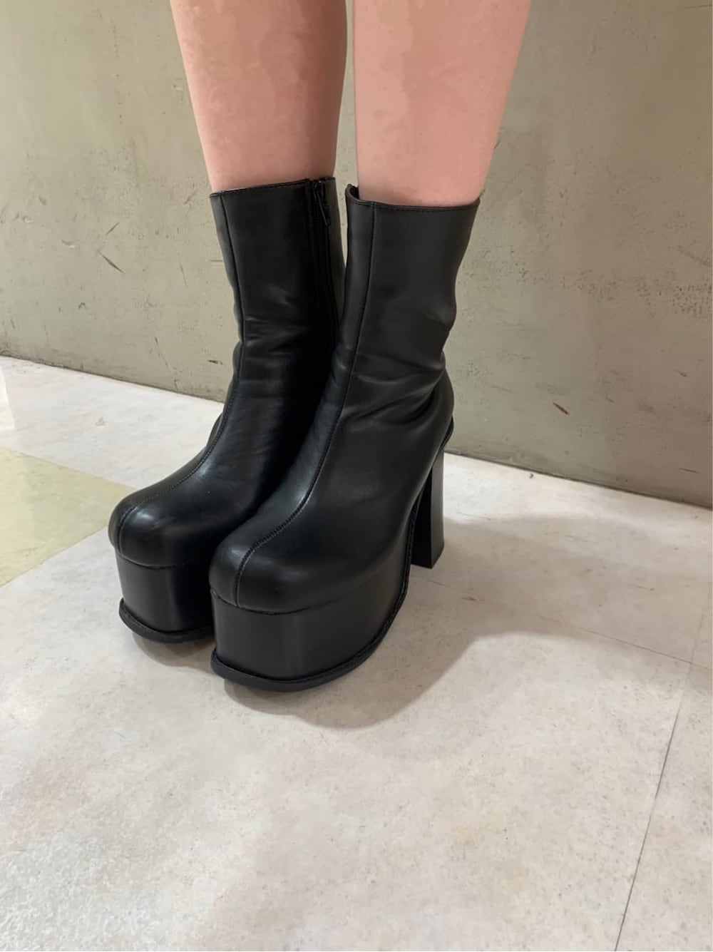 ブルー系のハンドバッグ、その他のスカート、その他のTシャツ/カットソーを着用したレディースの秋コーディネートの5枚目の写真