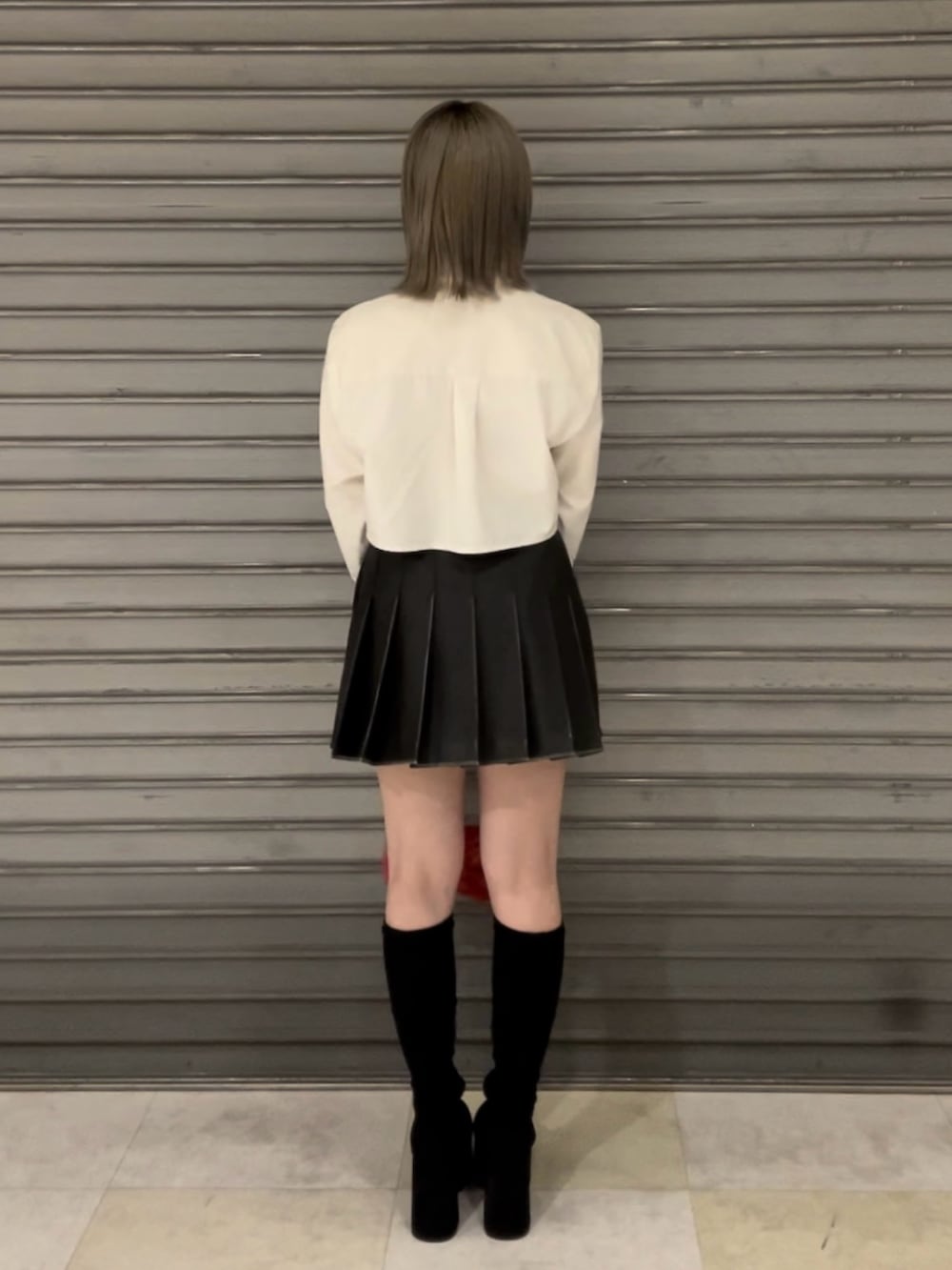 ホワイト系のシャツ/ブラウス、ブラック系のスカート、レッド系のショルダーバッグを着用したレディースの秋コーディネートの3枚目の写真