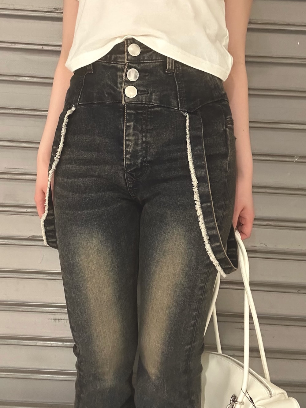 ホワイト系のTシャツ/カットソー、ブルー系のデニムパンツ、ホワイト系のハンドバッグを着用したレディースの夏コーディネートの5枚目の写真