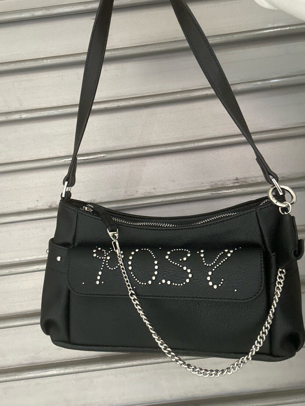 ブルー系のタンクトップ、ブルー系のその他パンツ、ホワイト系のTシャツ/カットソーを着用したレディースの春コーディネートの6枚目の写真