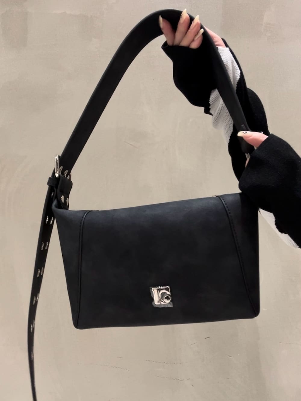 その他のニット/セーター、ホワイト系のキャミソール、ブラック系のショルダーバッグを着用したレディースの冬コーディネートの6枚目の写真