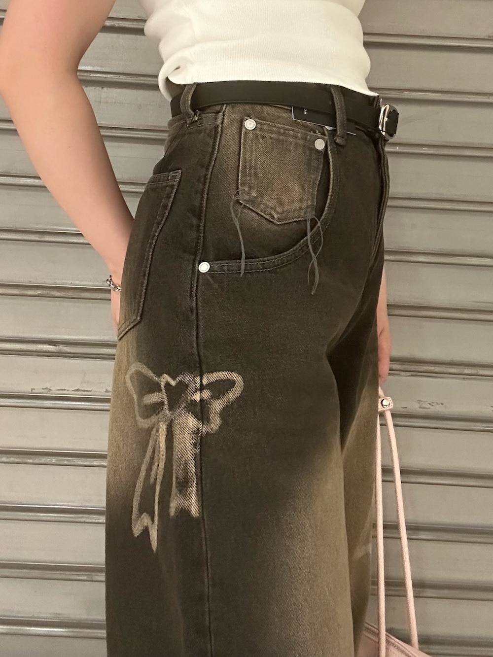 ホワイト系のTシャツ/カットソー、ブラック系のデニムパンツ、ブラック系のサンダルを着用したレディースの夏コーディネートの7枚目の写真