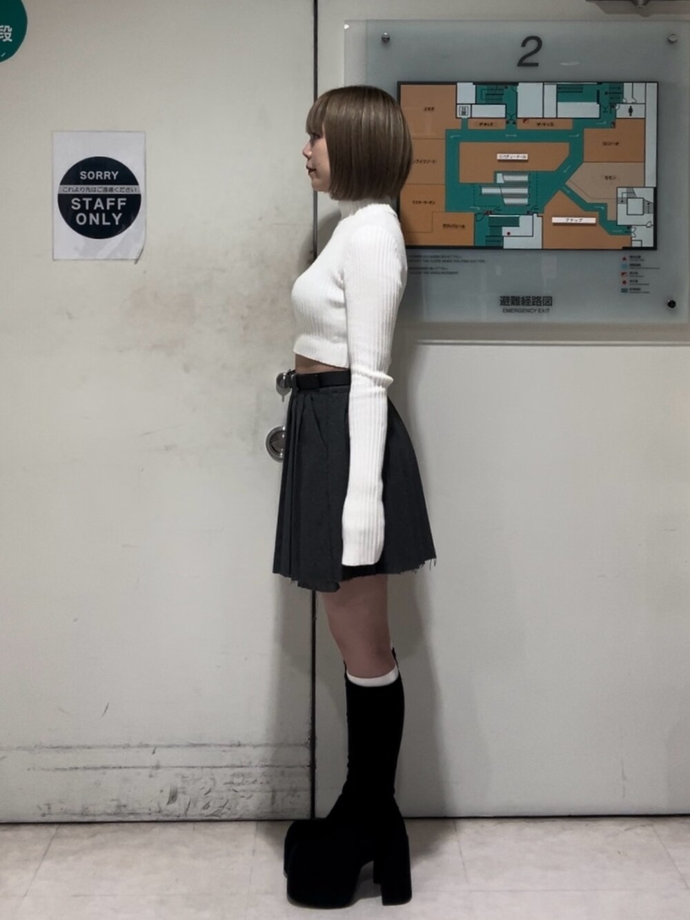 ホワイト系のニット/セーター、その他のブルゾン、グレー系のスカートを着用したレディースの秋コーディネートの4枚目の写真