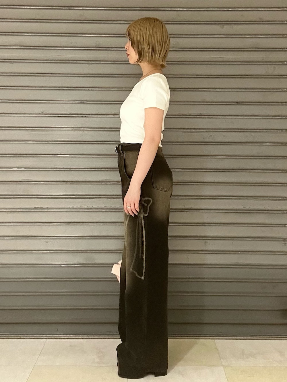 ホワイト系のTシャツ/カットソー、ブラック系のデニムパンツ、ブラック系のサンダルを着用したレディースの夏コーディネートの3枚目の写真