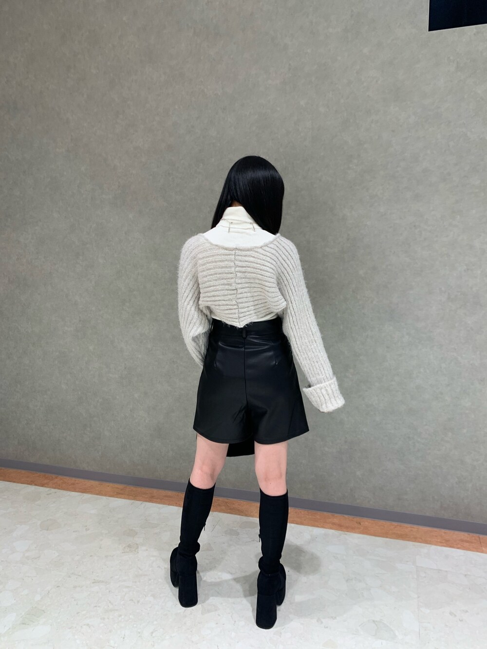 ホワイト系のニット/セーター、ブラック系のブーツ、その他のその他パンツを着用したレディースの秋コーディネートの2枚目の写真