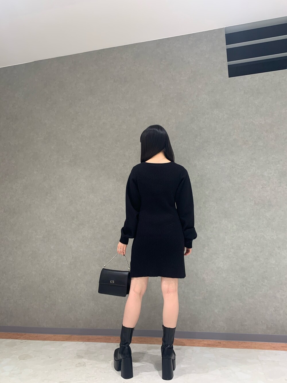 グレー系のその他アウター、ブラック系のブーツ、ブラック系のハンドバッグを着用したレディースの冬コーディネートの4枚目の写真