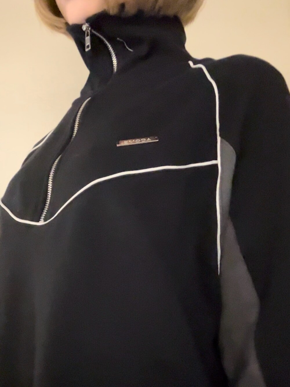 ブラック系のTシャツ/カットソー、ブラック系のスカート、ブラウン系のハンドバッグを着用したレディースの冬コーディネートの6枚目の写真