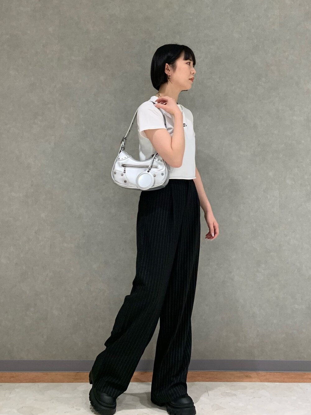 その他のその他パンツ、ホワイト系のTシャツ/カットソー、シルバー系のハンドバッグを着用したレディースの春コーディネートの2枚目の写真