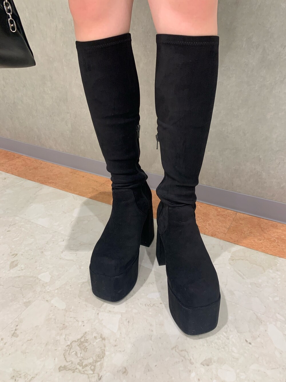 その他のニット/セーター、ブラック系のスカート、ブラック系のブーツを着用したレディースの秋コーディネートの6枚目の写真