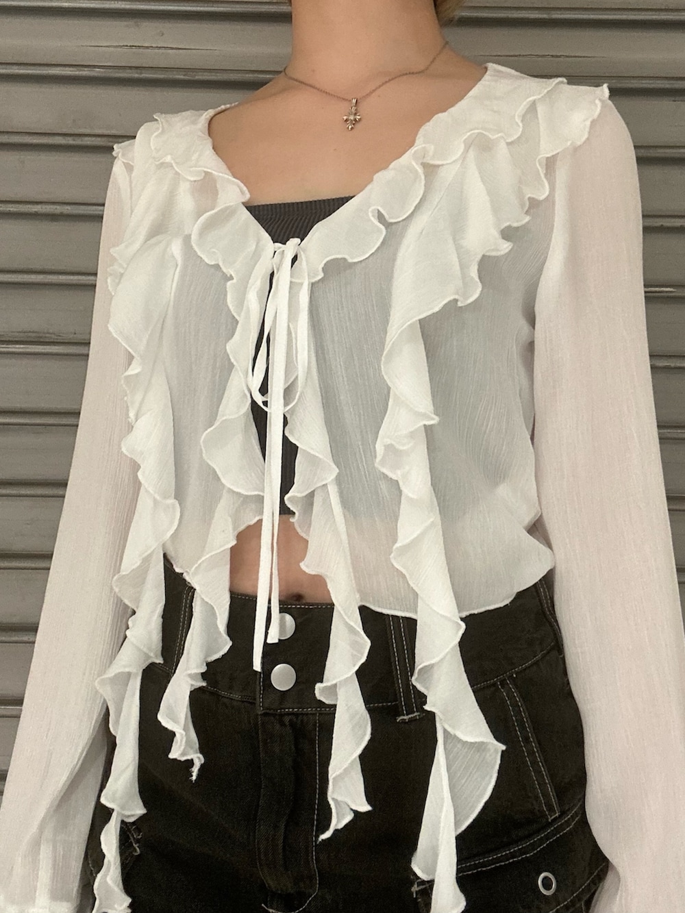 グレー系のTシャツ/カットソー、ホワイト系のシャツ/ブラウス、ブラック系のスカートを着用したレディースの春コーディネートの4枚目の写真