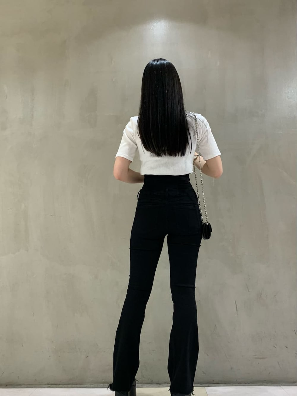 ブラック系のサンダル、ブラック系のデニムパンツ、ホワイト系のTシャツ/カットソーを着用したレディースの夏コーディネートの3枚目の写真