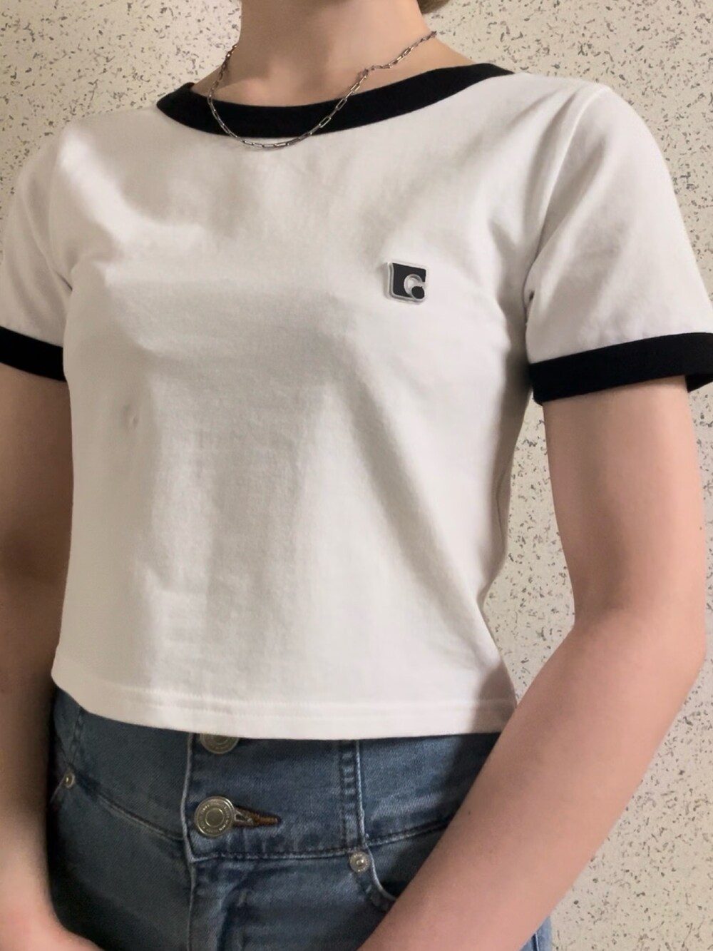 ホワイト系のTシャツ/カットソー、ブルー系のデニムパンツ、ブラック系のサンダルを着用したレディースの春コーディネートの4枚目の写真
