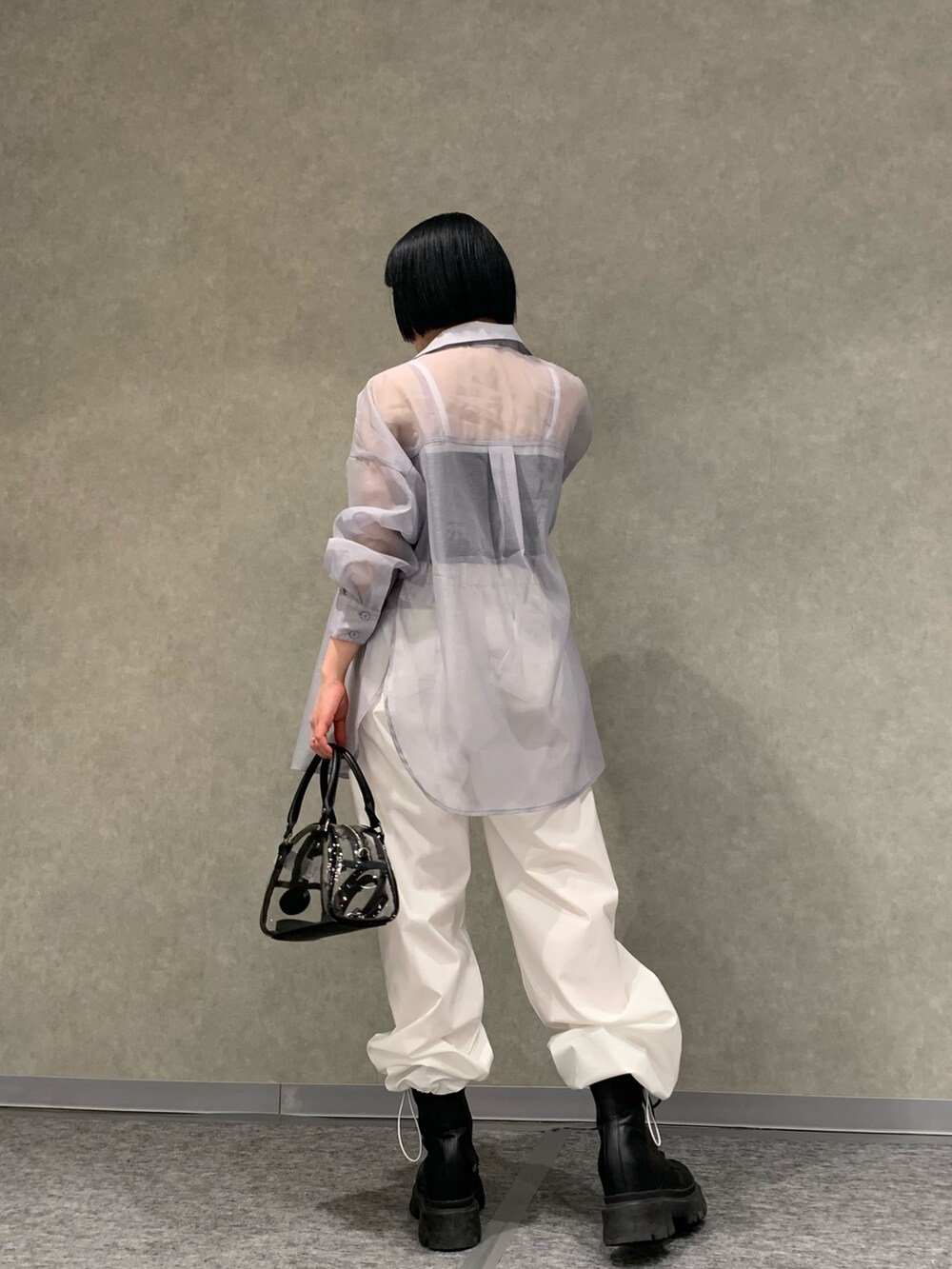 グレー系のシャツ/ブラウス、ブラック系のキャミソール、ホワイト系のその他パンツを着用したレディースの春コーディネートの5枚目の写真