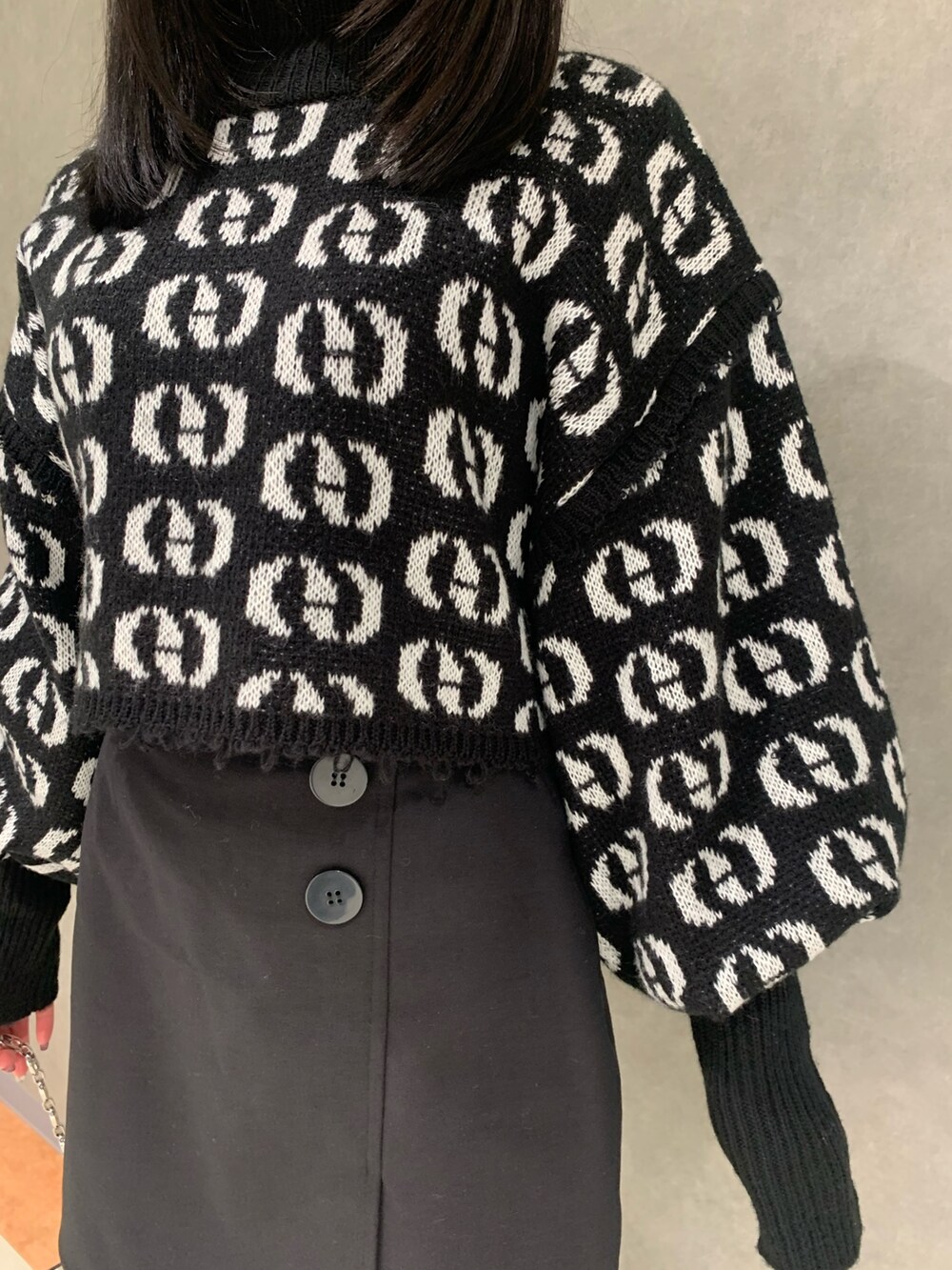 その他のニット/セーター、ブラック系のスカート、ブラック系のブーツを着用したレディースの秋コーディネートの2枚目の写真