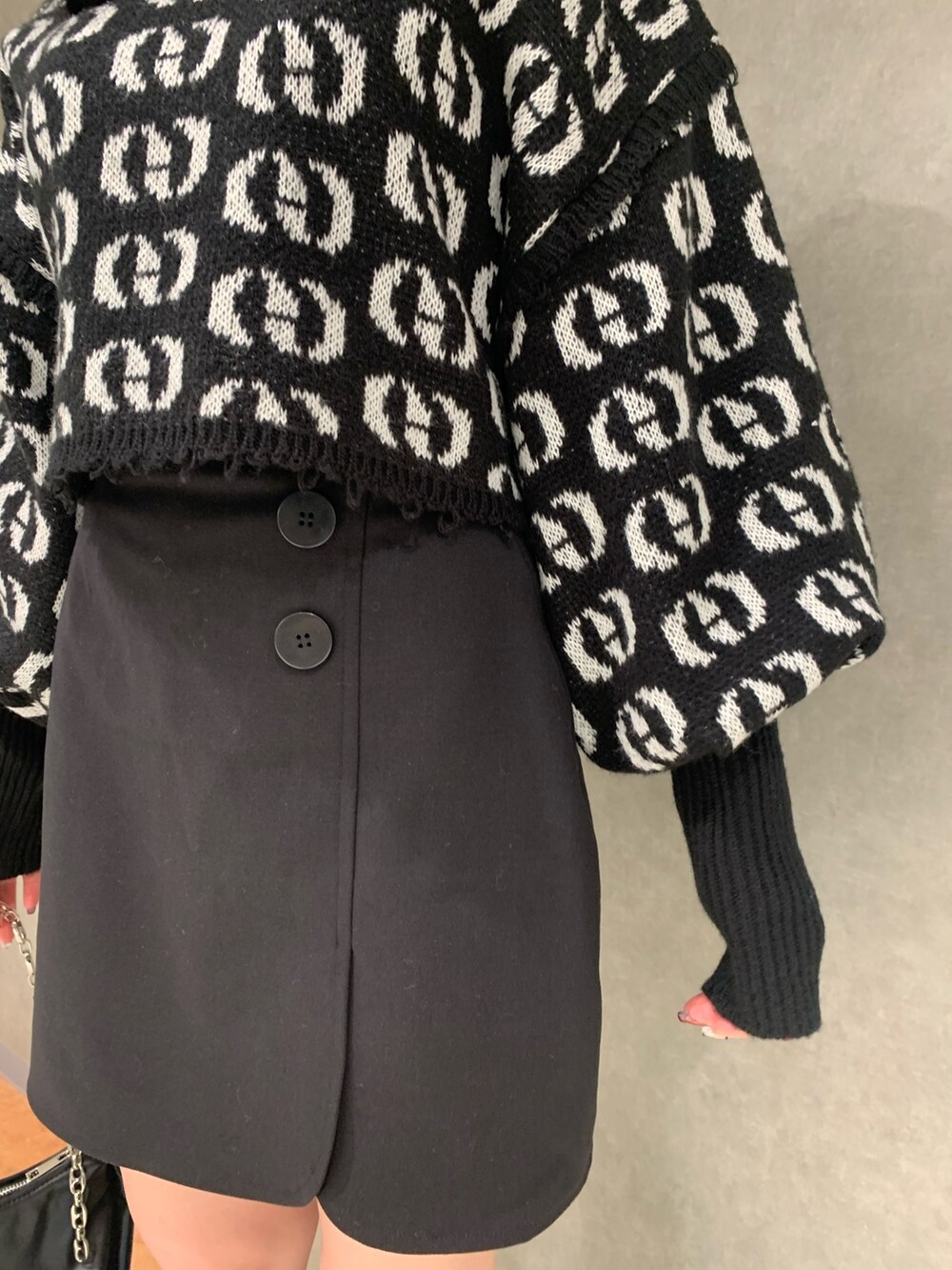 その他のニット/セーター、ブラック系のスカート、ブラック系のブーツを着用したレディースの秋コーディネートの3枚目の写真