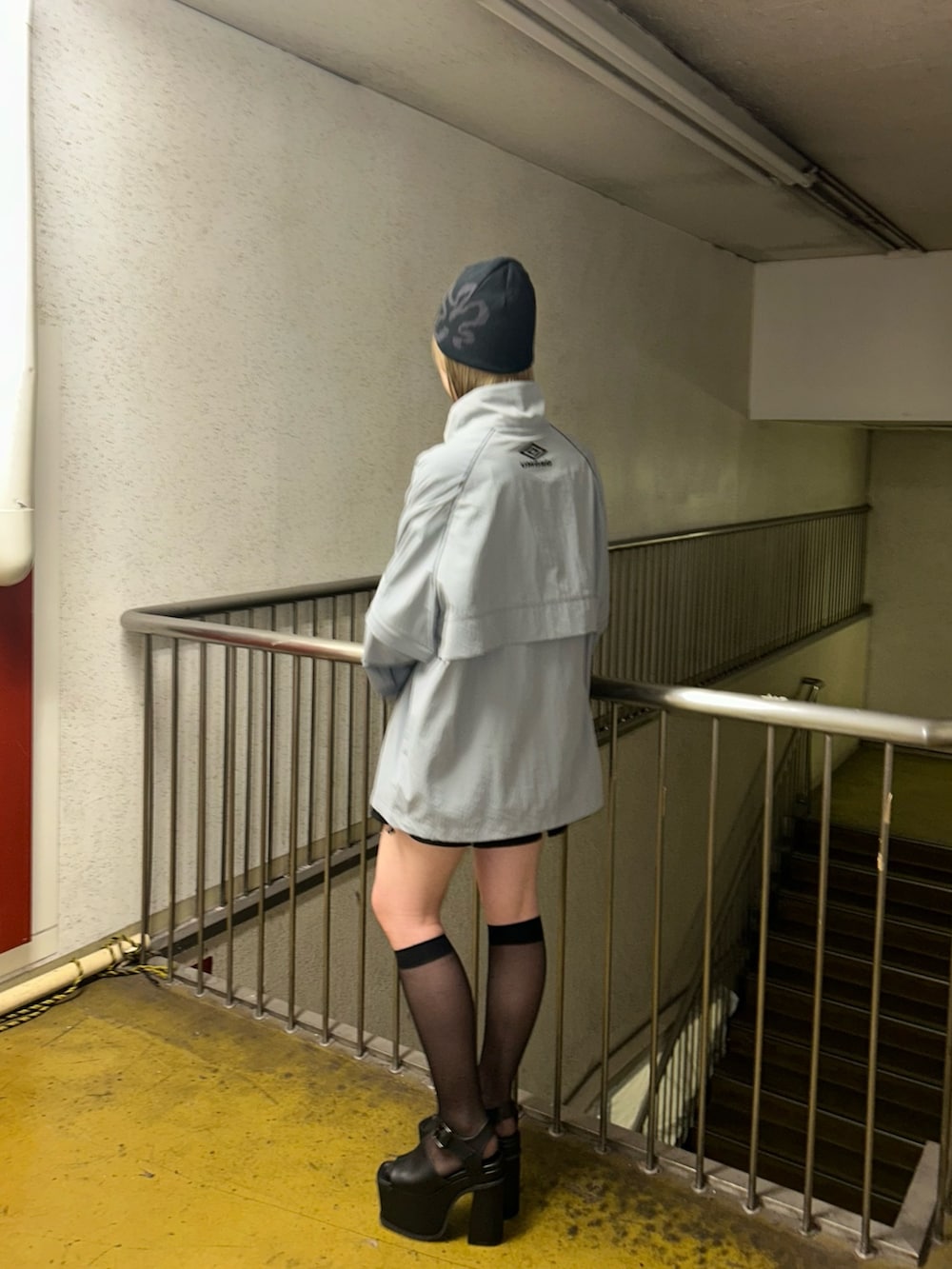 グレー系のブルゾン、ブラック系のスカート、ブラック系のサンダルを着用したレディースの春コーディネートの3枚目の写真