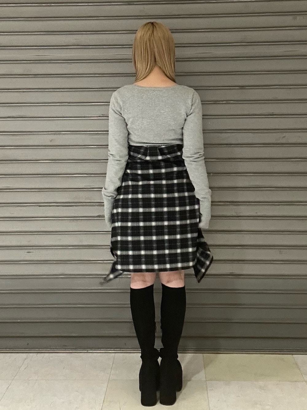 ブラック系のシャツ/ブラウス、グレー系のニット/セーター、ブラック系のその他パンツを着用したレディースの冬コーディネートの6枚目の写真