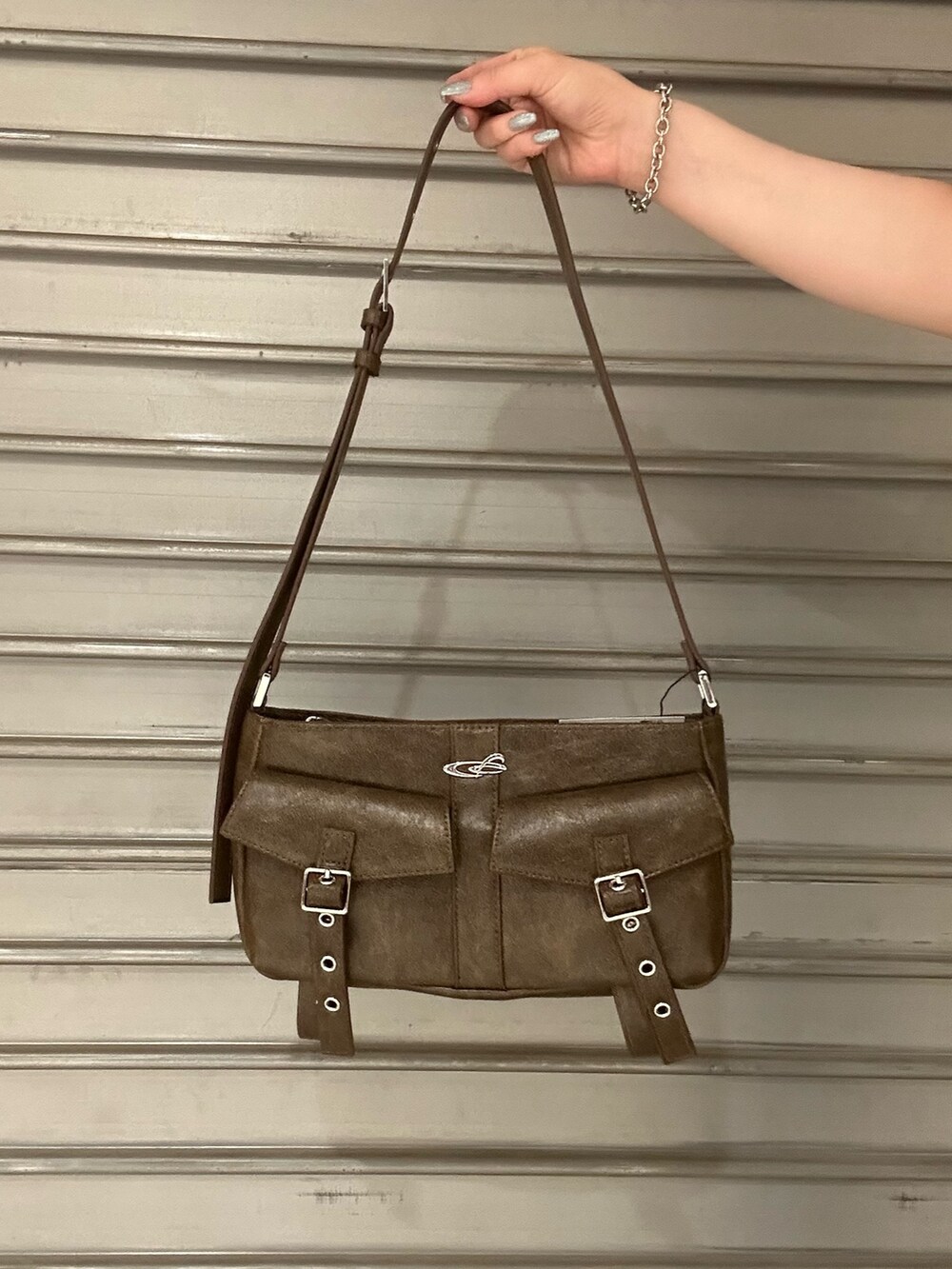 グリーン系のTシャツ/カットソー、ブラック系のデニムパンツ、ブラウン系のハンドバッグを着用したレディースの夏コーディネートの7枚目の写真