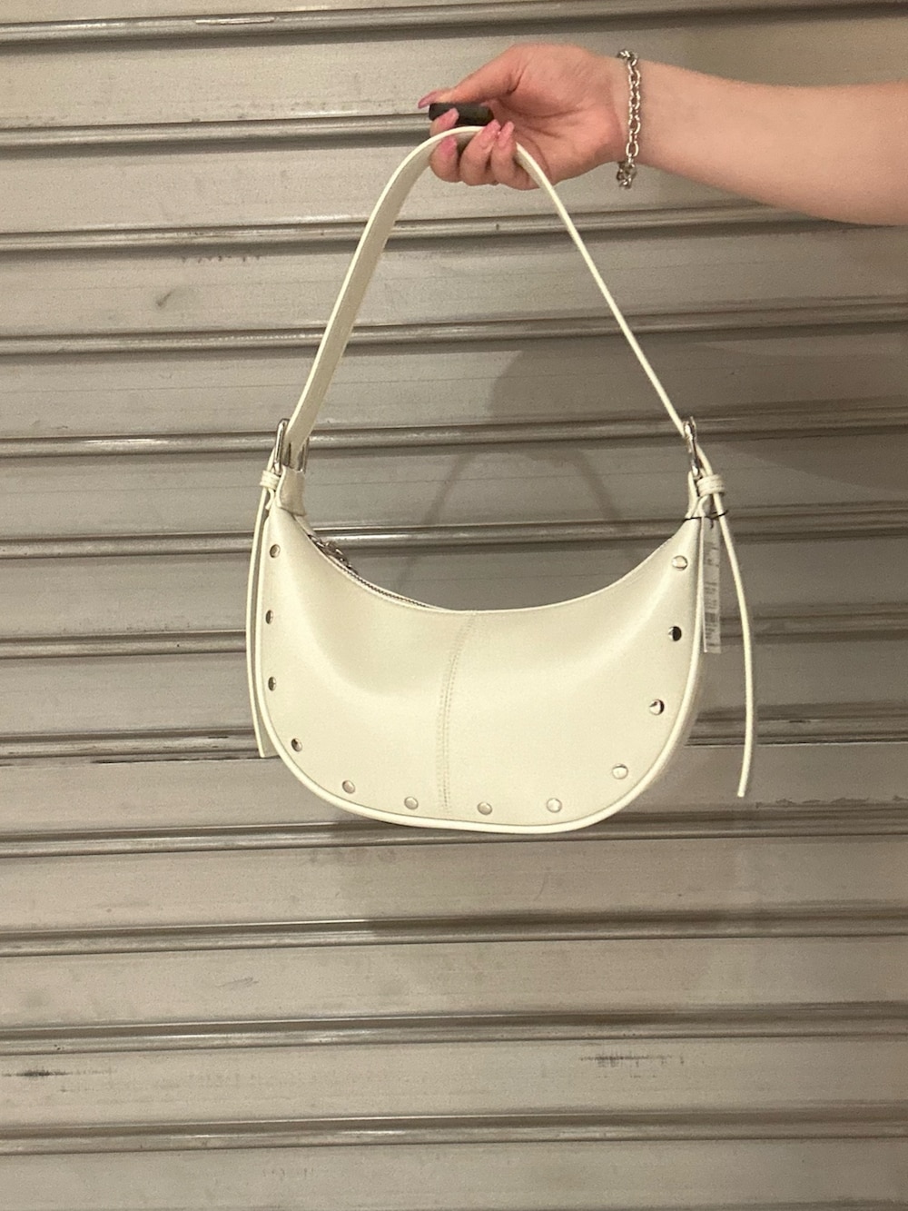 ブラウン系のTシャツ/カットソー、ブラック系のスカート、ブラック系のサンダルを着用したレディースの春コーディネートの7枚目の写真