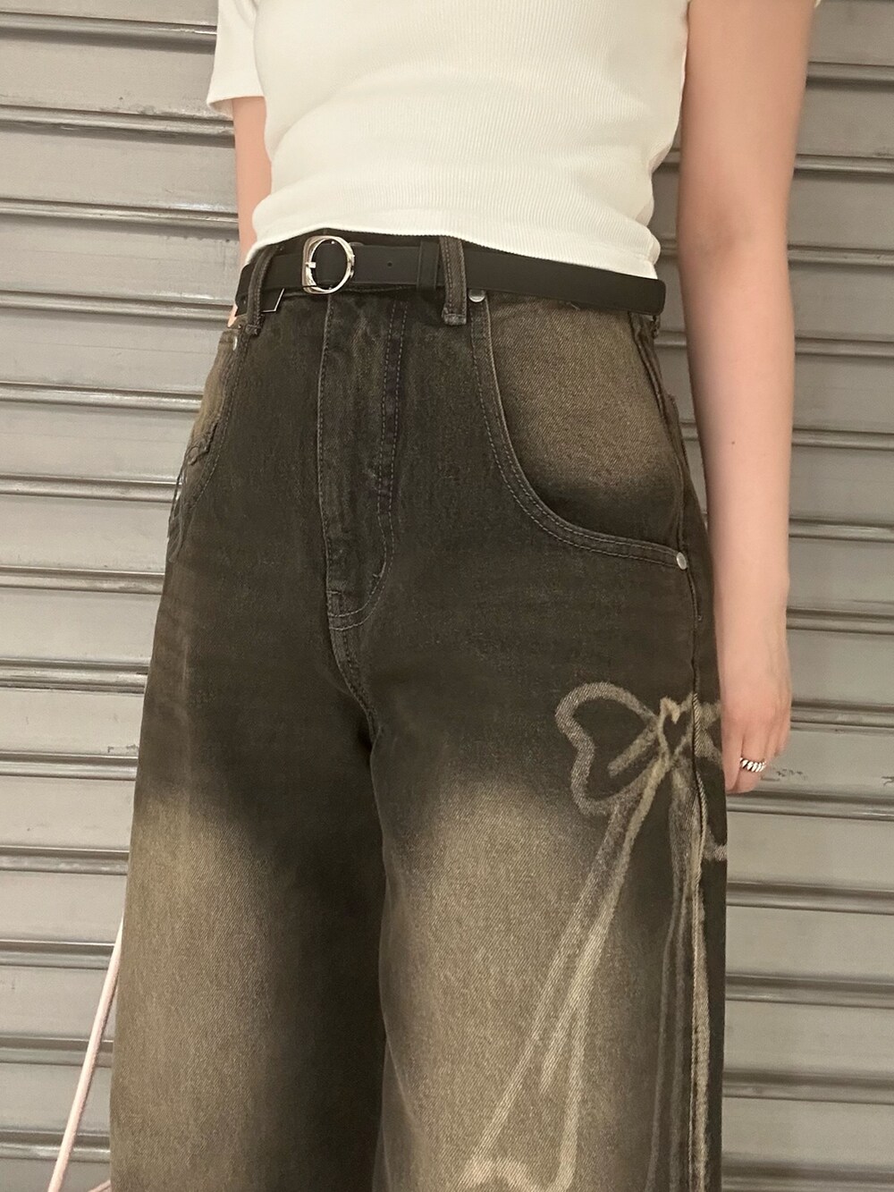 ホワイト系のTシャツ/カットソー、ブラック系のデニムパンツ、ブラック系のサンダルを着用したレディースの夏コーディネートの6枚目の写真