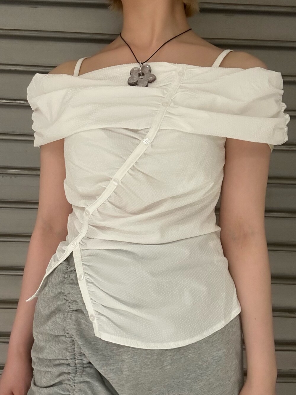 ホワイト系のTシャツ/カットソー、グレー系のスカート、ブラック系のサンダルを着用したレディースの夏コーディネートの4枚目の写真