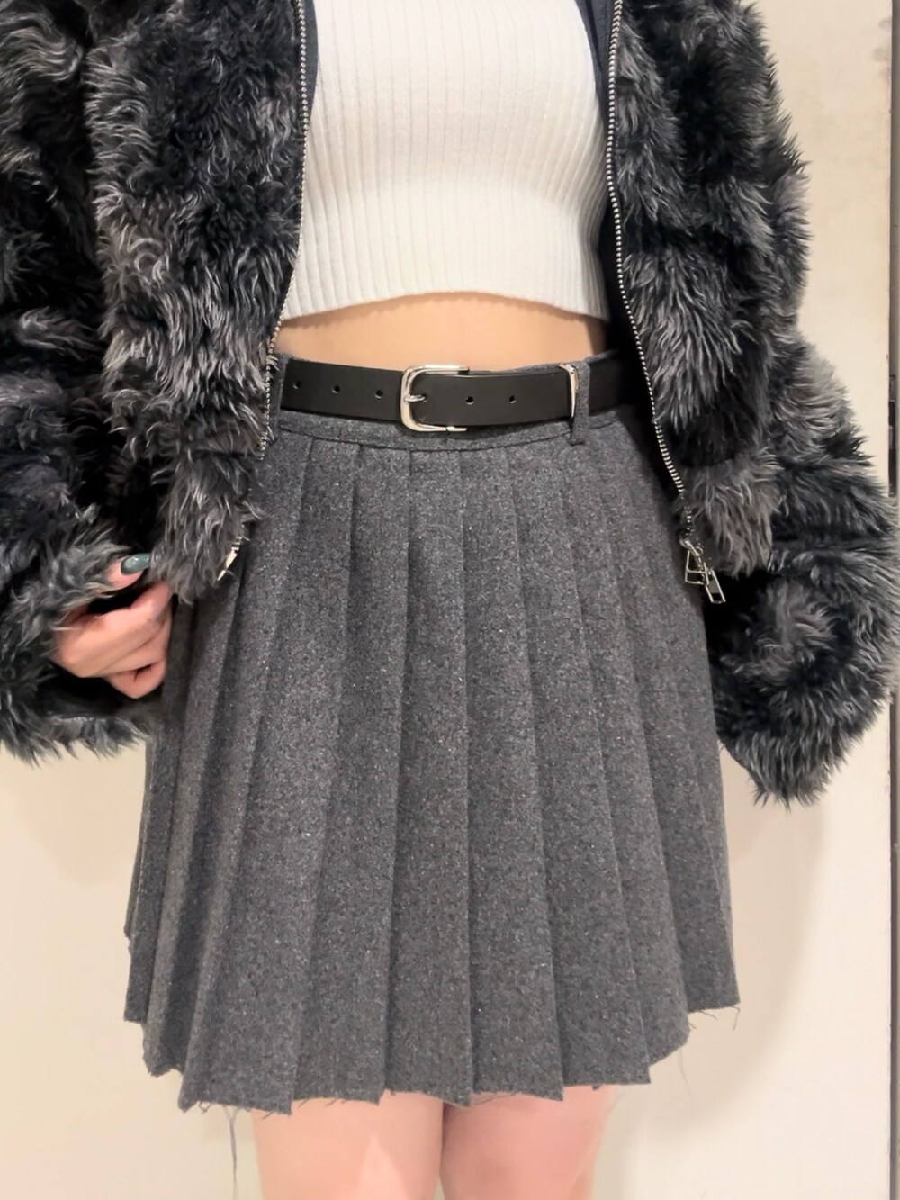 ホワイト系のニット/セーター、その他のブルゾン、グレー系のスカートを着用したレディースの秋コーディネートの8枚目の写真