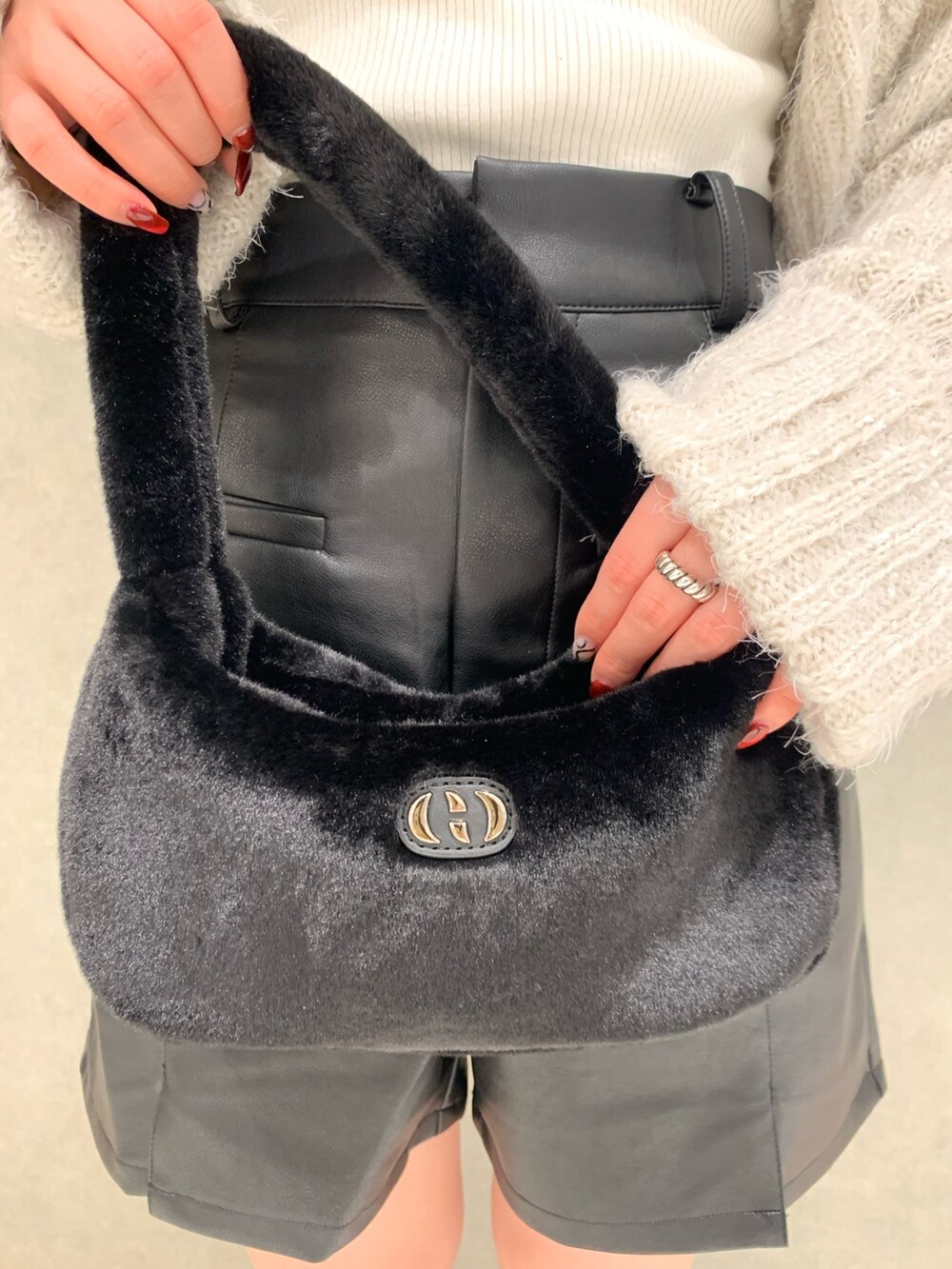 ホワイト系のニット/セーター、ブラック系のブーツ、その他のその他パンツを着用したレディースの秋コーディネートの5枚目の写真