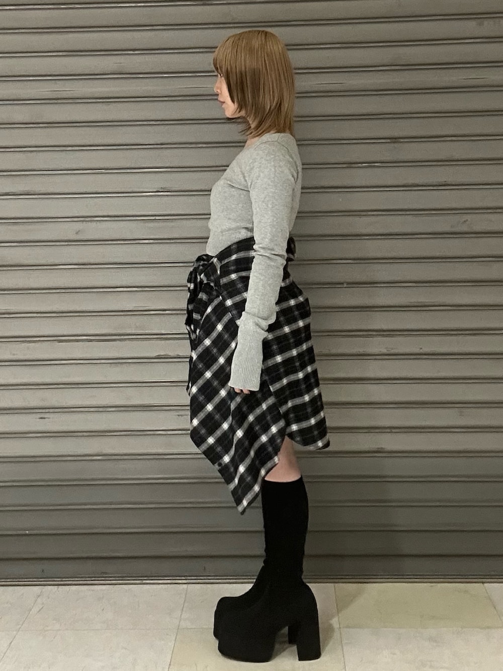 ブラック系のシャツ/ブラウス、グレー系のニット/セーター、ブラック系のその他パンツを着用したレディースの冬コーディネートの4枚目の写真