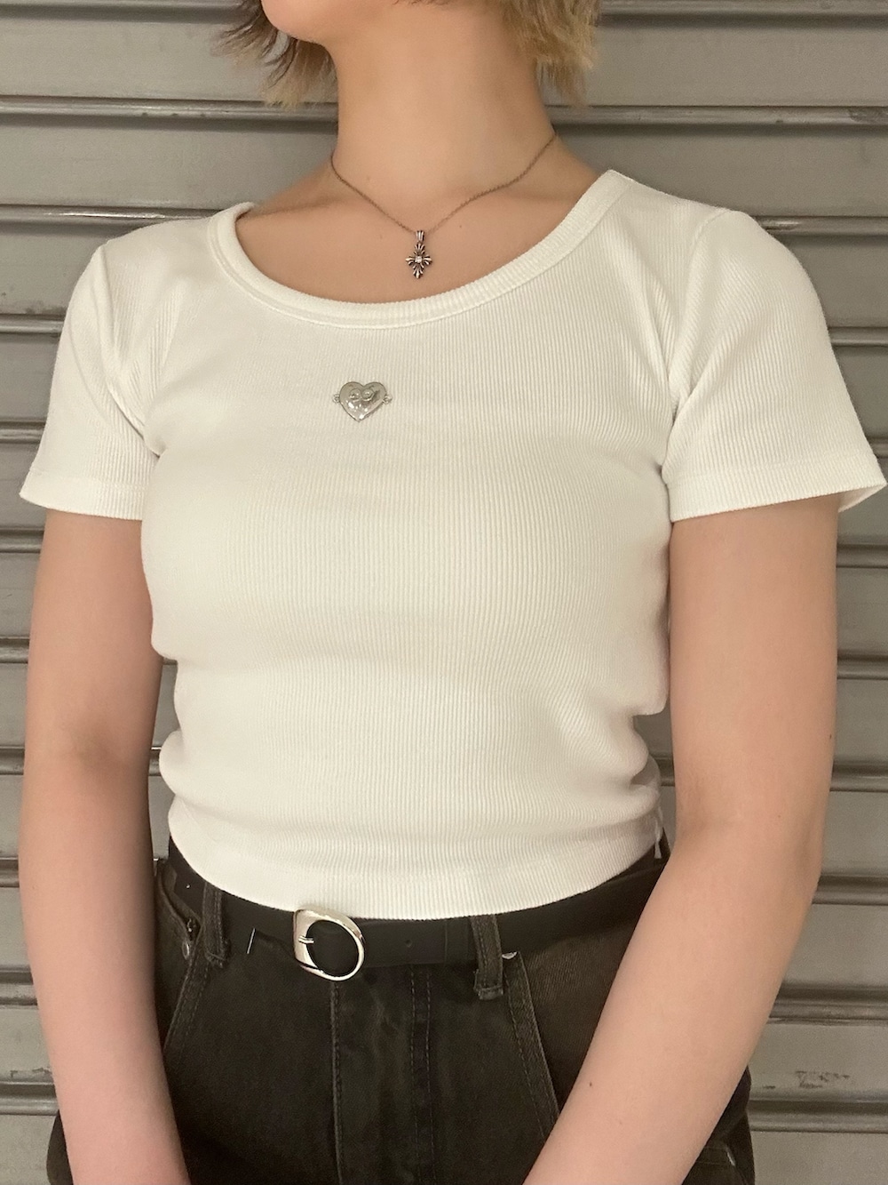 ホワイト系のTシャツ/カットソー、ブラック系のデニムパンツ、ブラック系のサンダルを着用したレディースの夏コーディネートの5枚目の写真