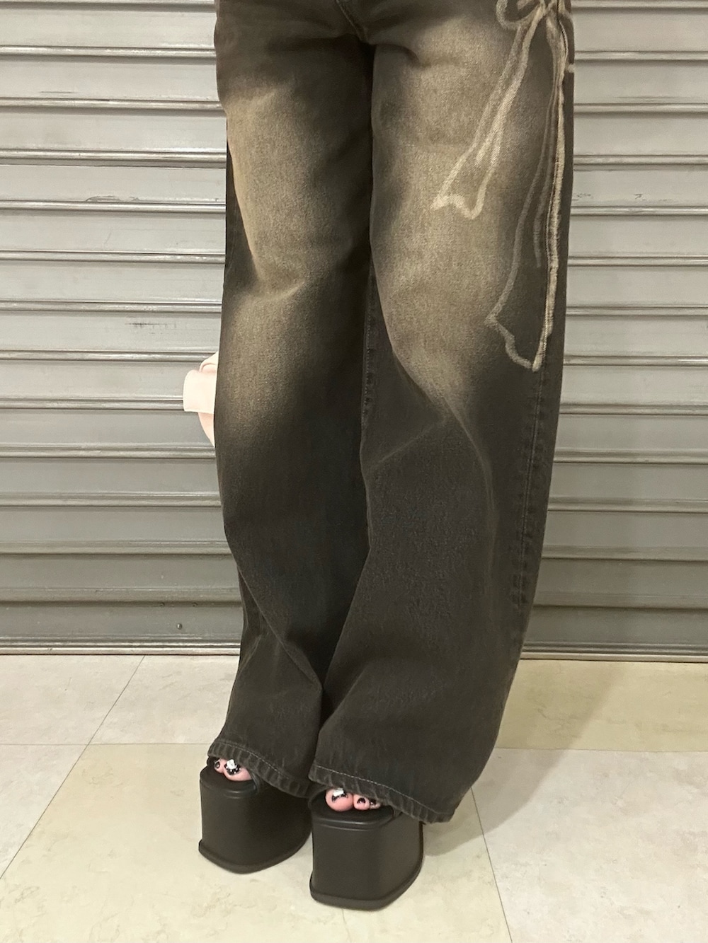 ホワイト系のTシャツ/カットソー、ブラック系のデニムパンツ、ブラック系のサンダルを着用したレディースの夏コーディネートの9枚目の写真