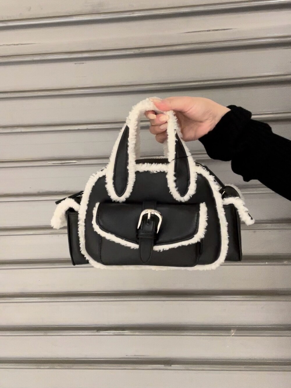 ホワイト系のダウンベスト、ブラック系のニット/セーター、ベージュ系のスカートを着用したレディースの秋コーディネートの10枚目の写真